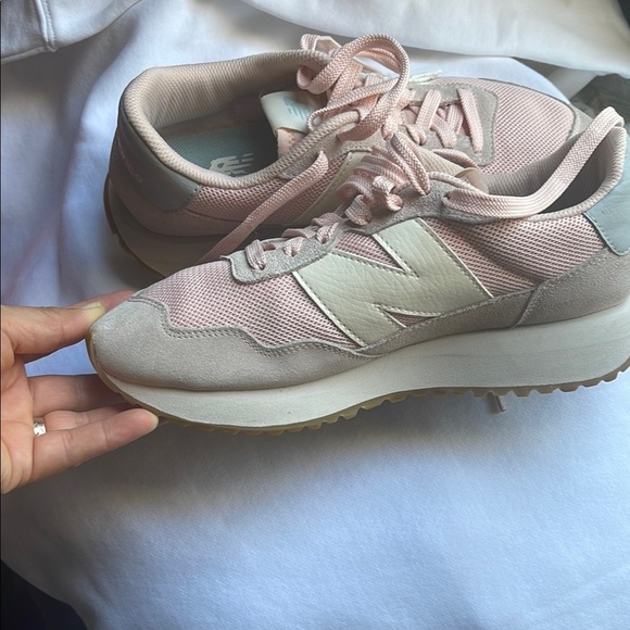 New Balance Pink and Cream Sneakers Classic Style - Picture 2 of 9